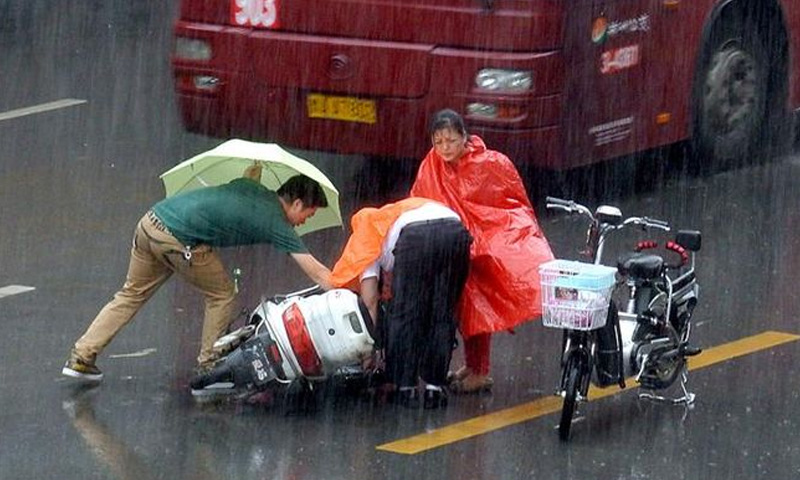 電動車騎行不開燈易釀事故：法律無規定，交警定責時考慮“黑燈”因素合理嗎？